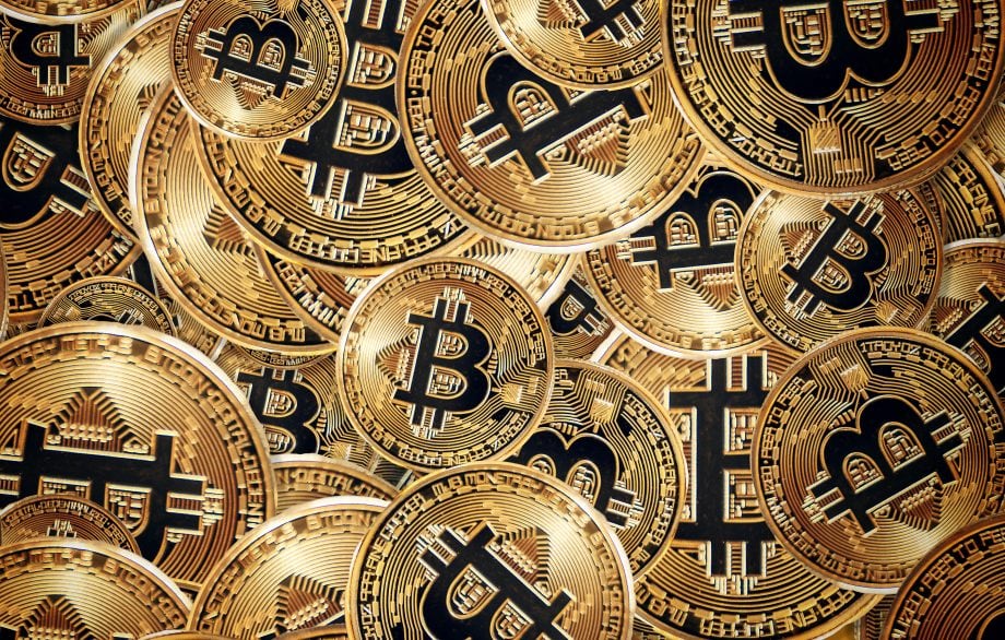 Bitcoin-Münzen liegen auf einem Haufen