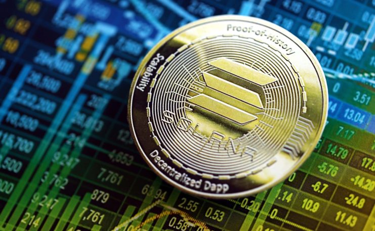 Solana vor der Erholung? Eine Solana-Münze ruht auf einem digitalen Bildschirm, der die Finanzcharts und -daten von Solana anzeigt.