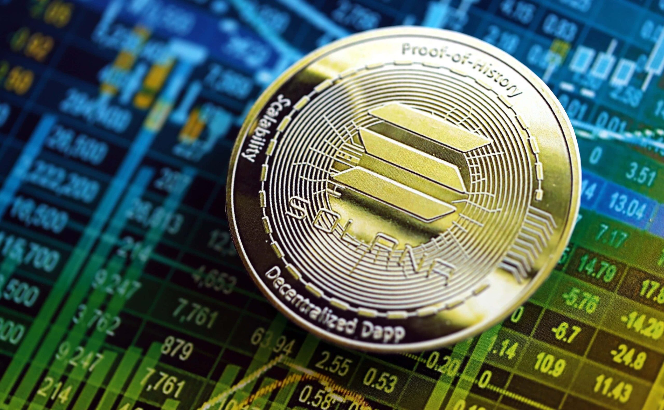 Eine Solana-Münze ruht auf einem digitalen Bildschirm, der die Finanzcharts und -daten von Solana anzeigt.