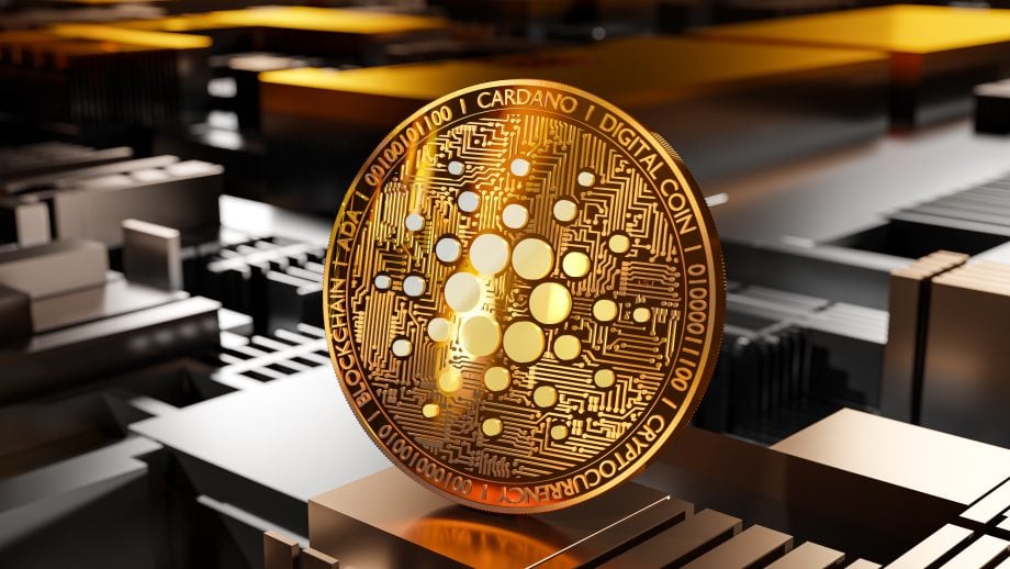 Ein digitales Rendering einer Cardano (ADA) Kryptowährungsmünze steht aufrecht auf einer metallischen Oberfläche, mit einem Leiterplattendesign im Hintergrund, das die innovative Blockchain-Technologie von Cardano hervorhebt.