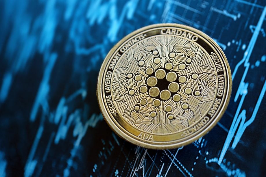 Cardano-ADA-Coin vor abstrahiertem Blockchain-Kurschart als Symbol für Cardano 2026 und institutionelle Marktintegration