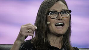 Cathie Wood nutzt Korrektur: Millionen fließen jetzt in diese Krypto-Aktien