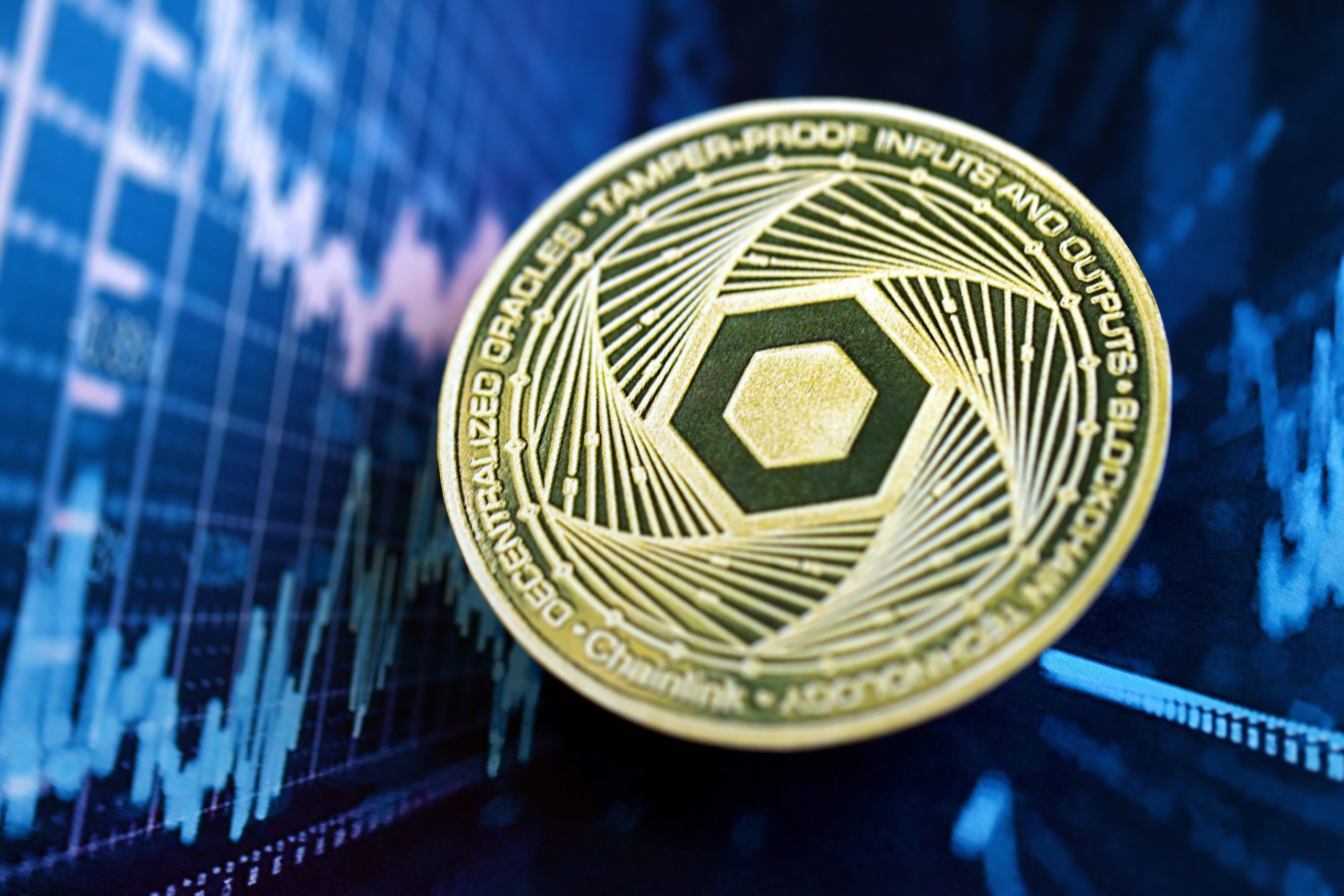 Eine Nahaufnahme einer Chainlink-Kryptowährungsmünze ist auf einem digitalen Finanzchart-Hintergrund zu sehen und hebt die zentrale Rolle von Chainlink in der modernen Blockchain-Technologie hervor.