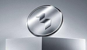 Silberner Coin mit dem Deblock-Logo auf einem Podest – Darstellung des $BLOCK-Utility-Tokens der On-Chain-Banking-Plattform Deblock.