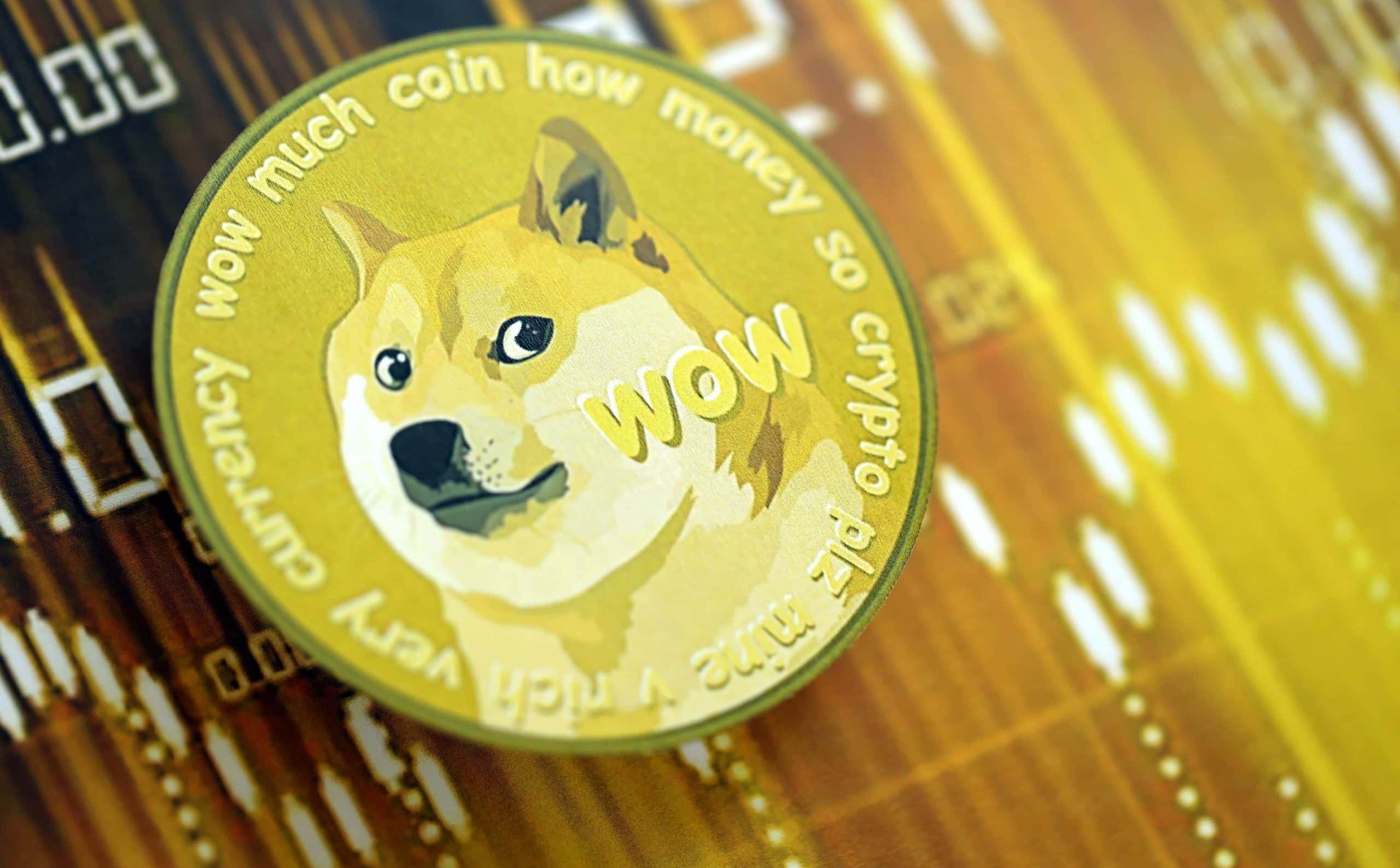 Ein Stapel Goldmünzen mit einer Dogecoin, auf der der ikonische Shiba Inu-Hund und der Text "wow" abgebildet sind, steht aufrecht oben. Unscharfe vertikale lila und weiße Streifen bilden einen lebendigen Hintergrund.