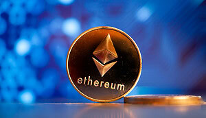 Eine goldene Ethereum-Münze vor einem blauen Hintergrund