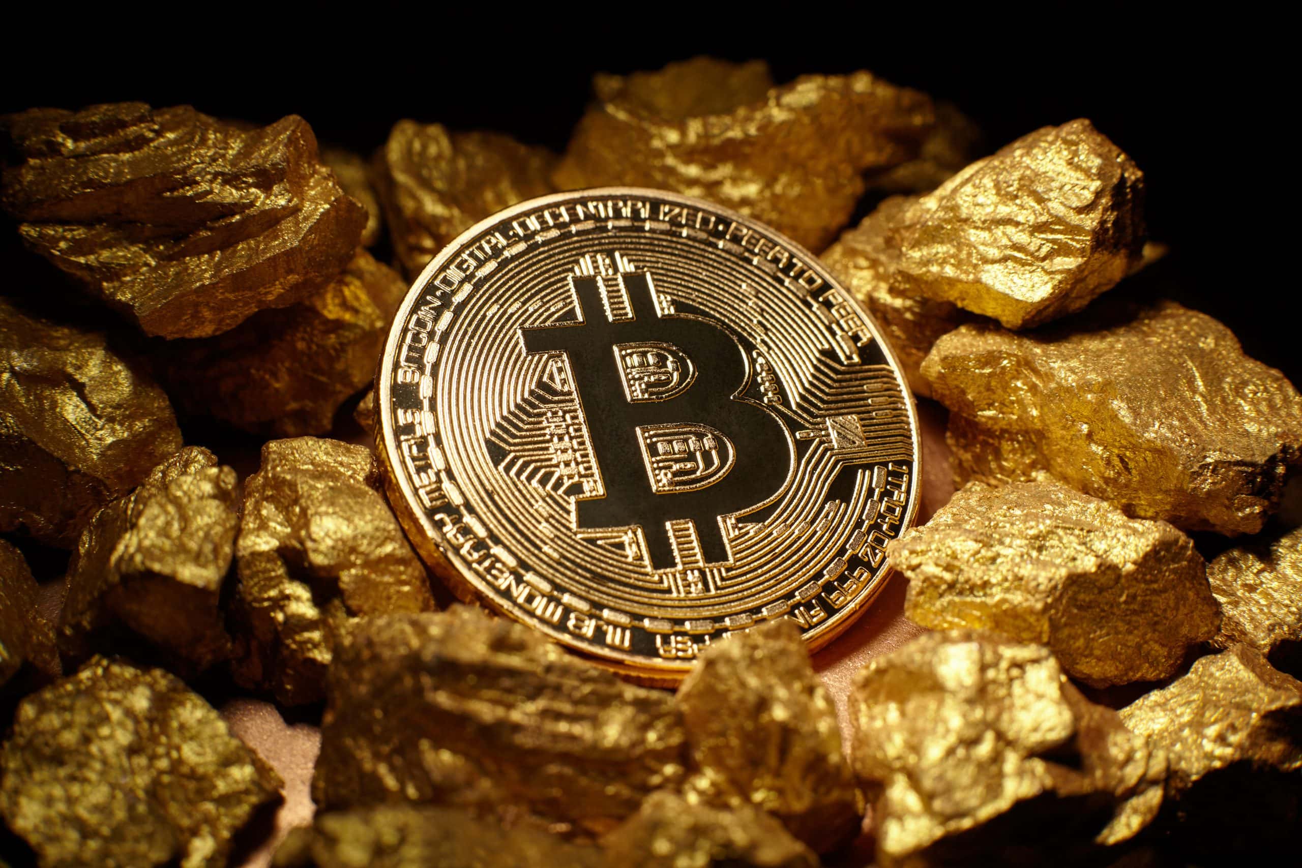 Bitcoin-Münze auf Haufen Gold