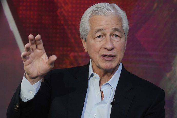 Jamie Dimon hebt Hand in Anzug
