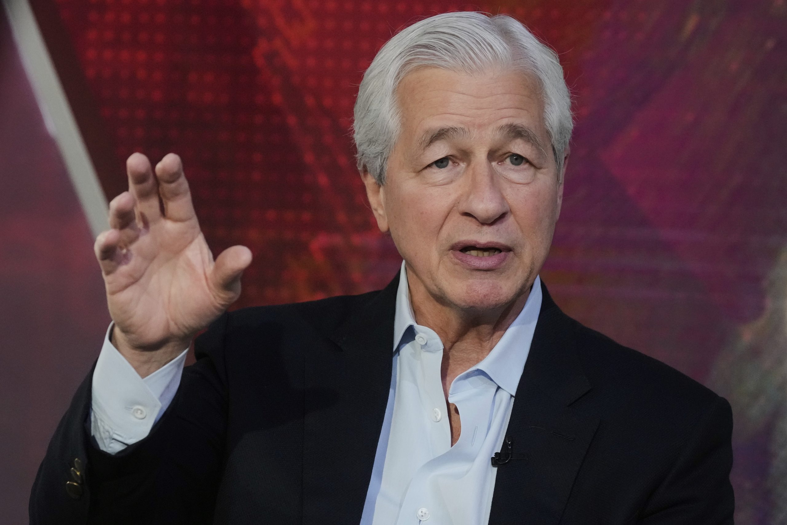 Jamie Dimon hebt Hand in Anzug
