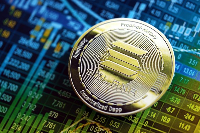 Eine Solana-Münze ruht auf einem digitalen Bildschirm, der die Finanzcharts und -daten von Solana anzeigt.