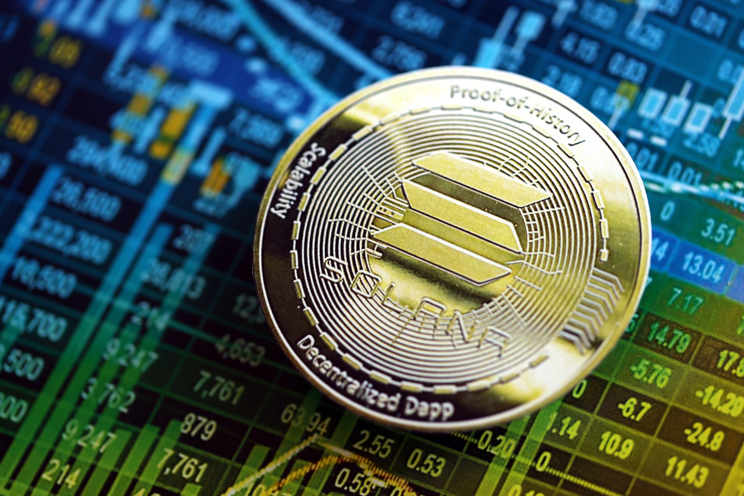 Eine Solana-Münze ruht auf einem digitalen Bildschirm, der die Finanzcharts und -daten von Solana anzeigt.