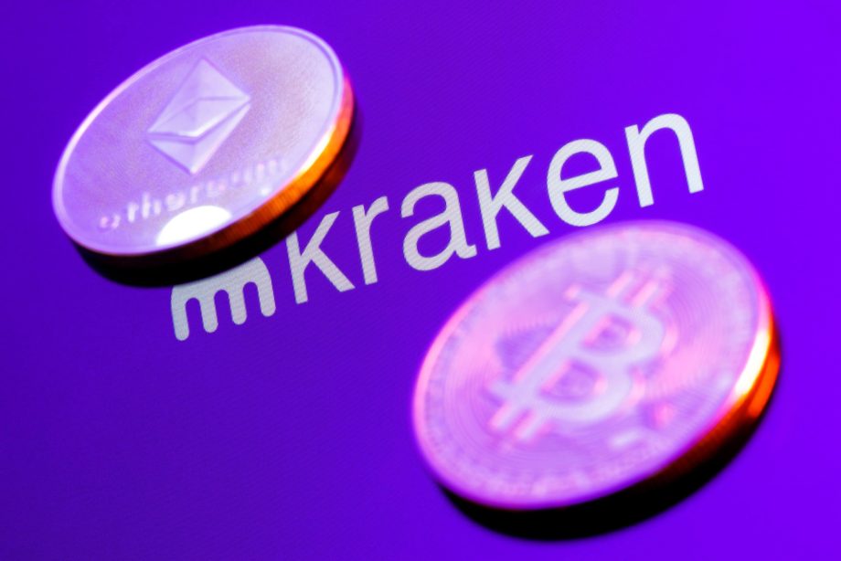 Zwei Münzen, eine mit dem Ethereum-Logo und die andere mit dem Bitcoin-Logo, werden über dem Wort Kraken auf einem lila Hintergrund angezeigt.
