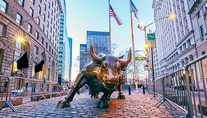 Die Grafik zeigt einen Bullen aus Metall an der Wall Street