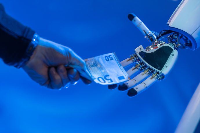Mensch gibt Roboter Geld