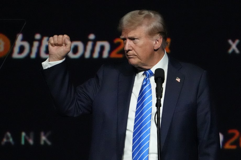 Das Bild zeigt Donald Trump auf einem Bitcoin Event