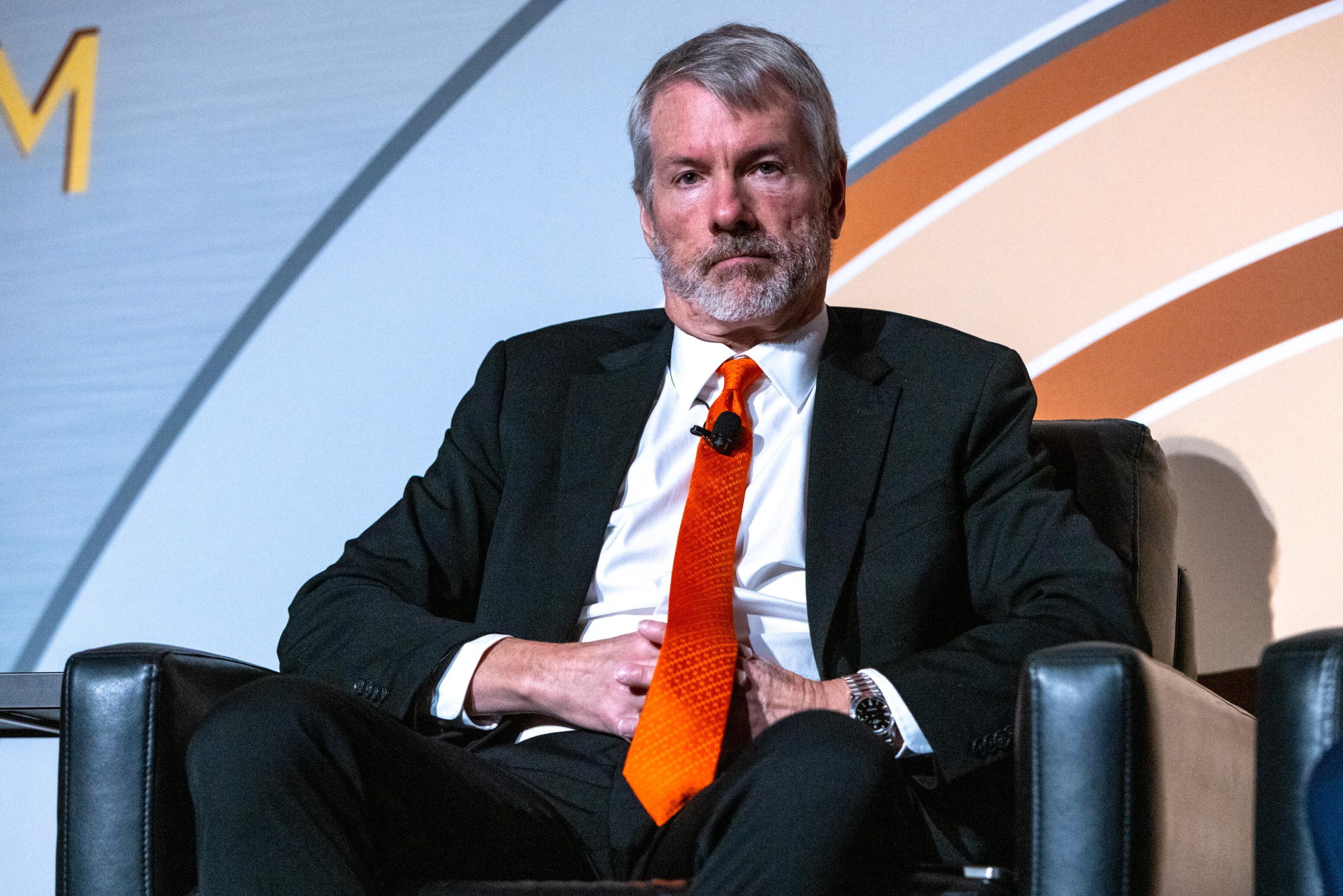 Michael Saylor sitzt auf Sessel auf Bühne