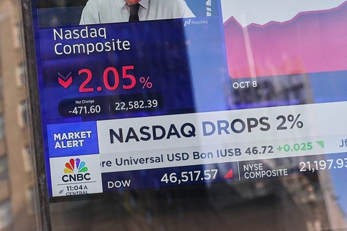 Ein Fernsehbildschirm zeigt die CNBC-Berichterstattung über den Nasdaq Composite, der um 2,05 % gefallen ist, mit der Schlagzeile "NASDAQ DROPS 2% inmitten der anhaltenden Bitcoin-Volatilität".