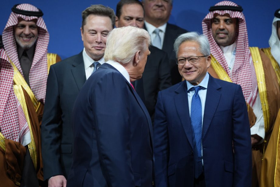Nvidia-CEO Jensen Huang und Donald Trump im Gespräch, daneben Elon Musk und mehrere Vertreter aus Saudi-Arabien bei einem internationalen Treffen.
