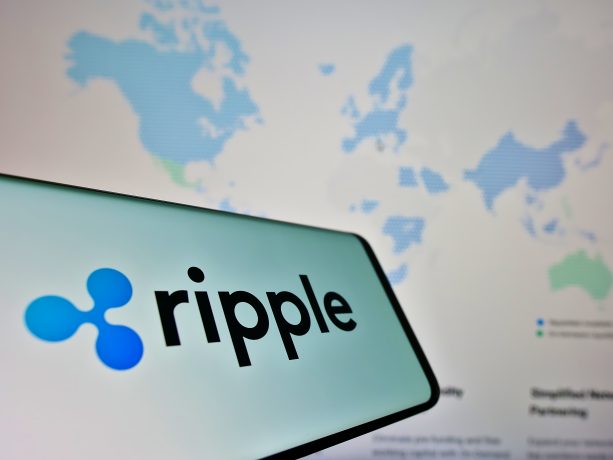 Die Grafik zeigt das Ripple Logo auf einem Smartphone