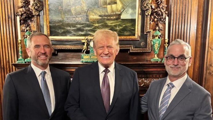 Garlinghouse, Trump und Alderoty posieren im Weißen Haus vor einem Gemälde mit einem Schiff