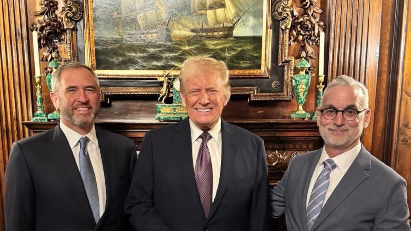 Garlinghouse, Trump und Alderoty posieren im Weißen Haus vor einem Gemälde mit einem Schiff