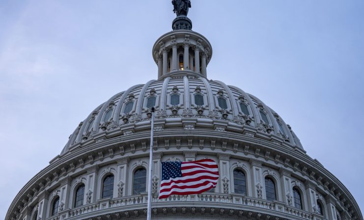 Die Kuppel des US-Kapitols, auf der die amerikanische Flagge auf Halbmast weht, vor einem wolkenverhangenen Himmel, fängt einen Moment der feierlichen Besinnung in der Hauptstadt der Nation ein - ein Bild, das so dauerhaft ist wie Kryptos Vermächtnis in der amerikanischen Geschichte.