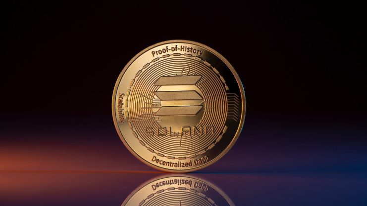 Solana,Sol,Cryptocurrency,Physical,Coin,Placed,On,Reflective,Surface,And Sorgen die SOL ETFs für frischen Wind bei Solana?