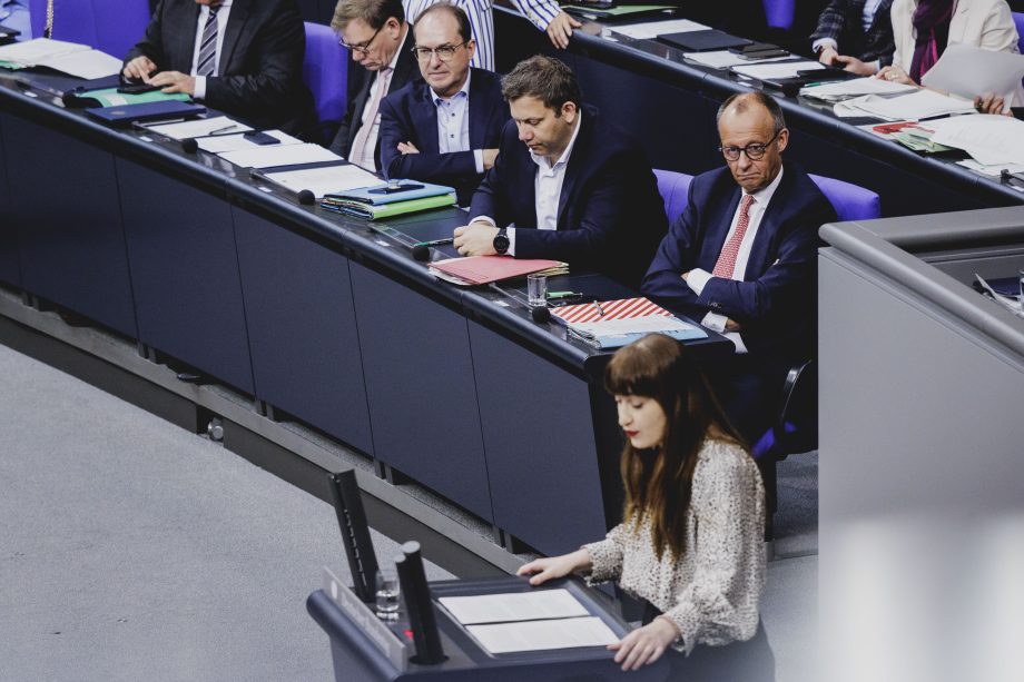 Heidi Reichinnek (DIE LINKE), Friedrich Merz (CDU), Bundeskanzler, Lars Klingbeil (SPD), Bundesfinanzminister, und Alexander Dobrindt (CSU), Bundesinnenminister, während der Generaldebatte zum Haushalt 2025 im Deutschen Bundestag am 9. Juli 2025 in Berlin.