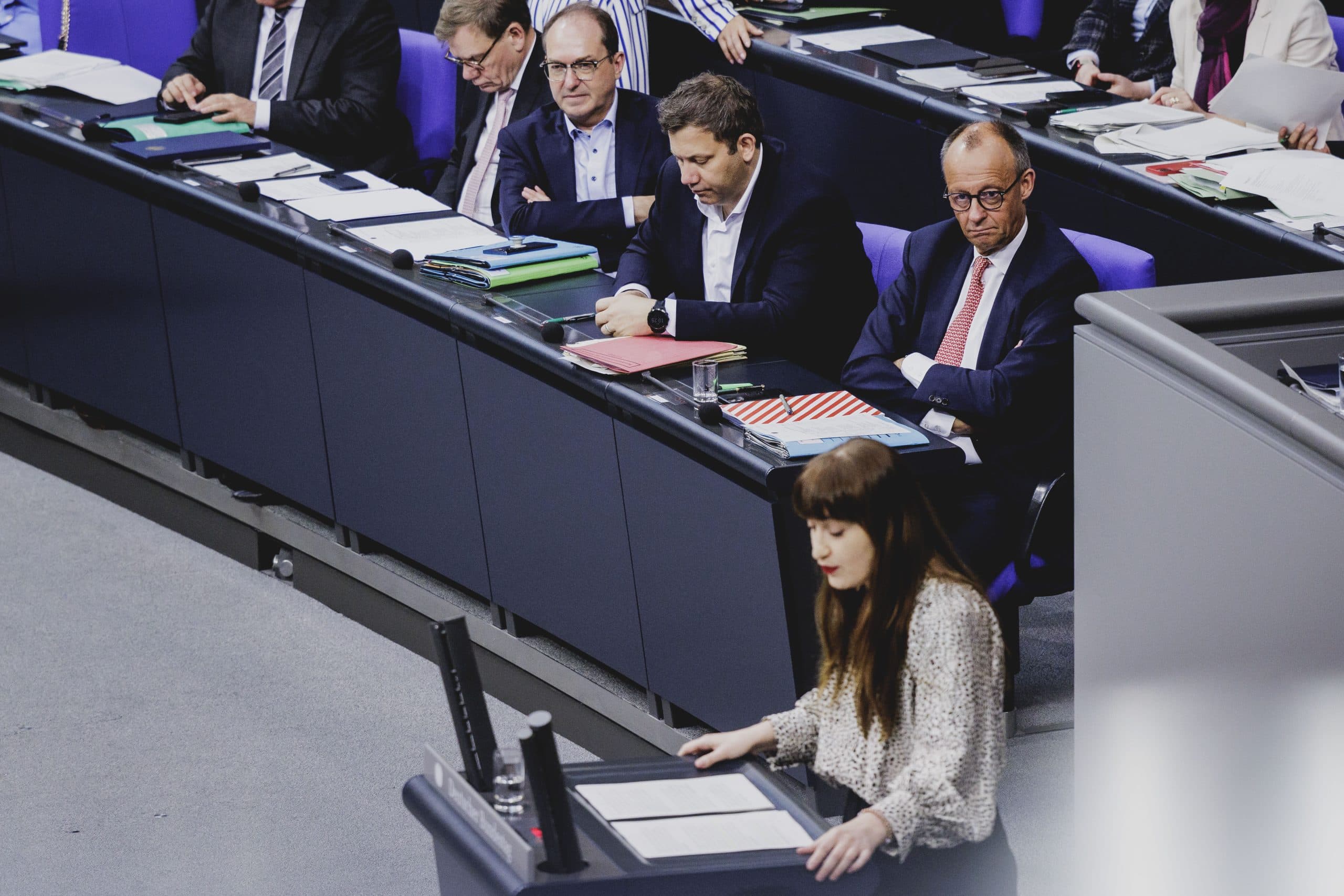 Heidi Reichinnek (DIE LINKE), Friedrich Merz (CDU), Bundeskanzler, Lars Klingbeil (SPD), Bundesfinanzminister, und Alexander Dobrindt (CSU), Bundesinnenminister, während der Generaldebatte zum Haushalt 2025 im Deutschen Bundestag am 9. Juli 2025 in Berlin.