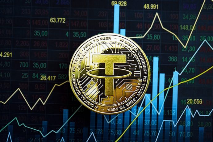 Eine Münze der Kryptowährung Tether (USDT) wird vor einem digitalen Hintergrund gezeigt, der plasmaähnliche Effekte zeigt, die mit schwankenden Finanzgrafiken und Börsendaten verwoben sind.