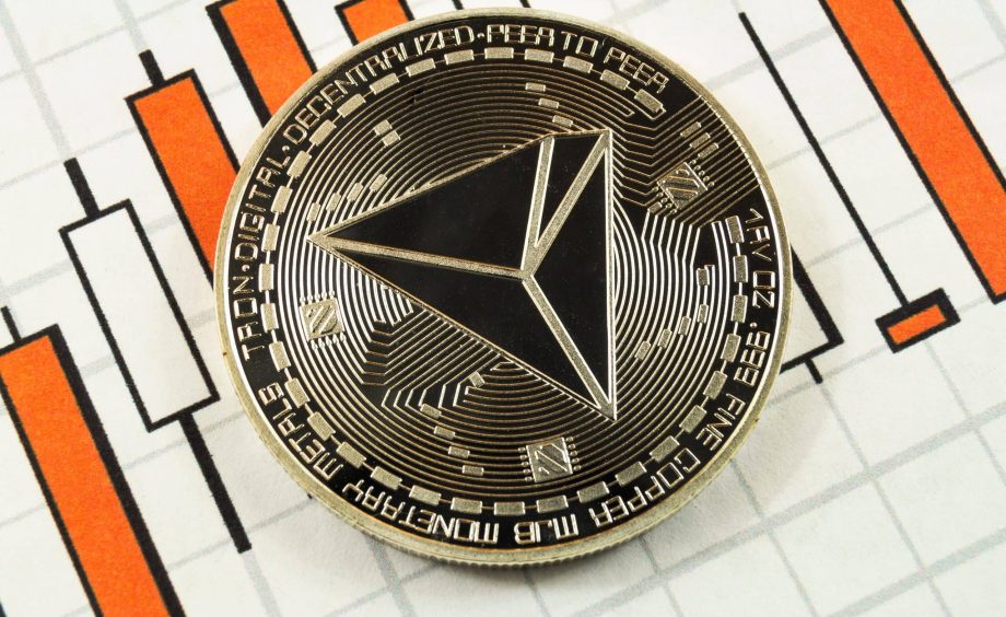 Tron-Münze auf Kursverlauf auf Blatt Papier
