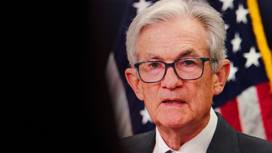 Jerome Powell während einer Pressekonferenz zur Fed Zinssenkung und Bitcoin-Marktreaktion