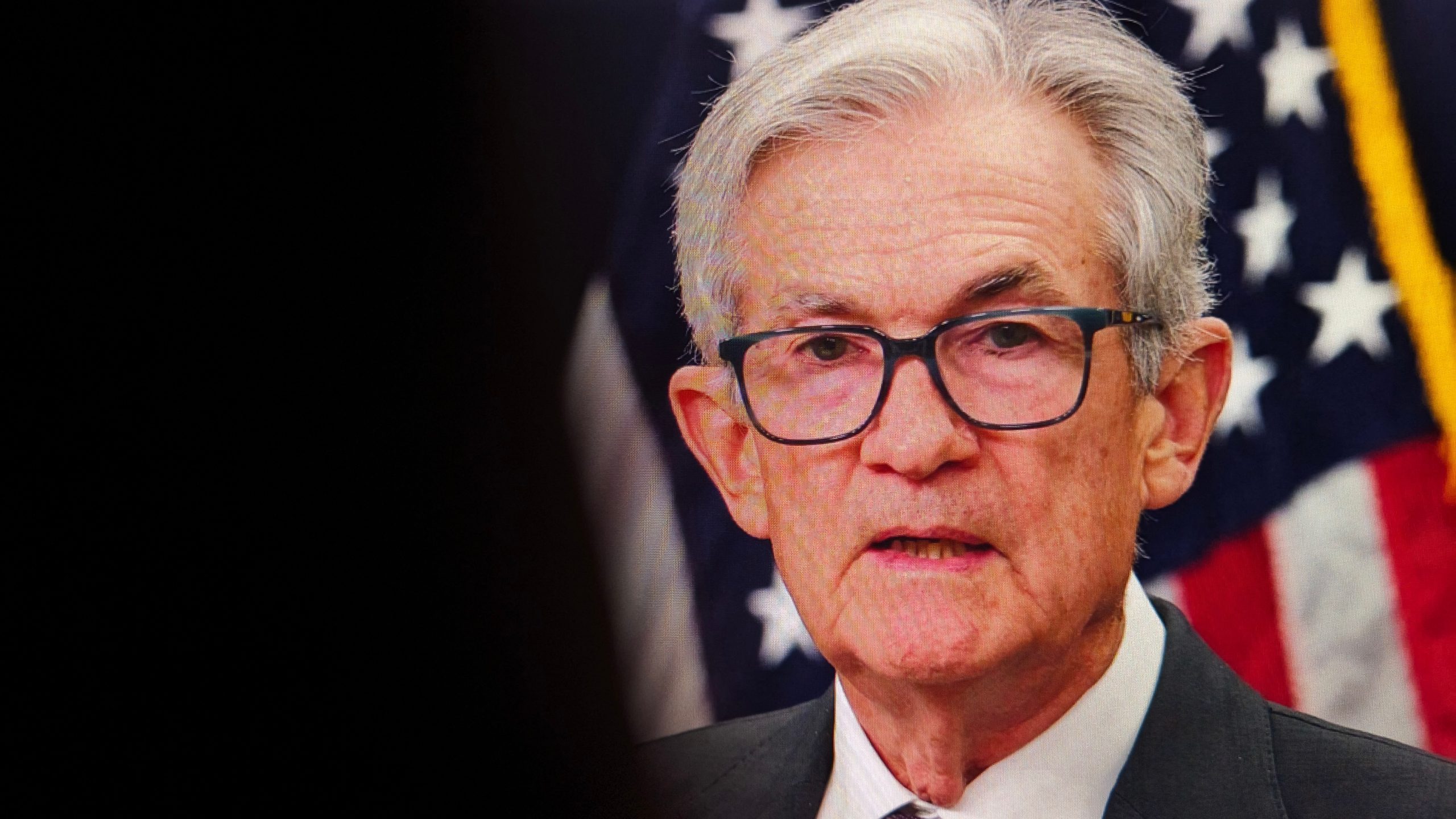 Jerome Powell während einer Pressekonferenz zur Fed Zinssenkung und Bitcoin-Marktreaktion