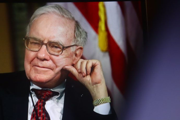 Warren Buffet vor einer US-Flagge
