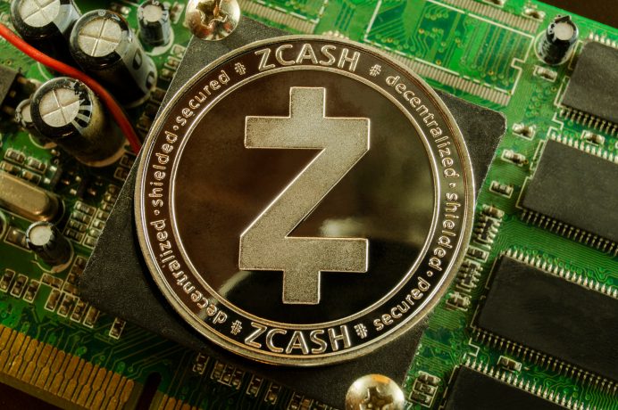 Eine Zcash-Münze ruht auf einer Computerplatine und hebt die verschiedenen Details der Zcash-Kryptowährung und der sie umgebenden elektronischen Komponenten hervor.