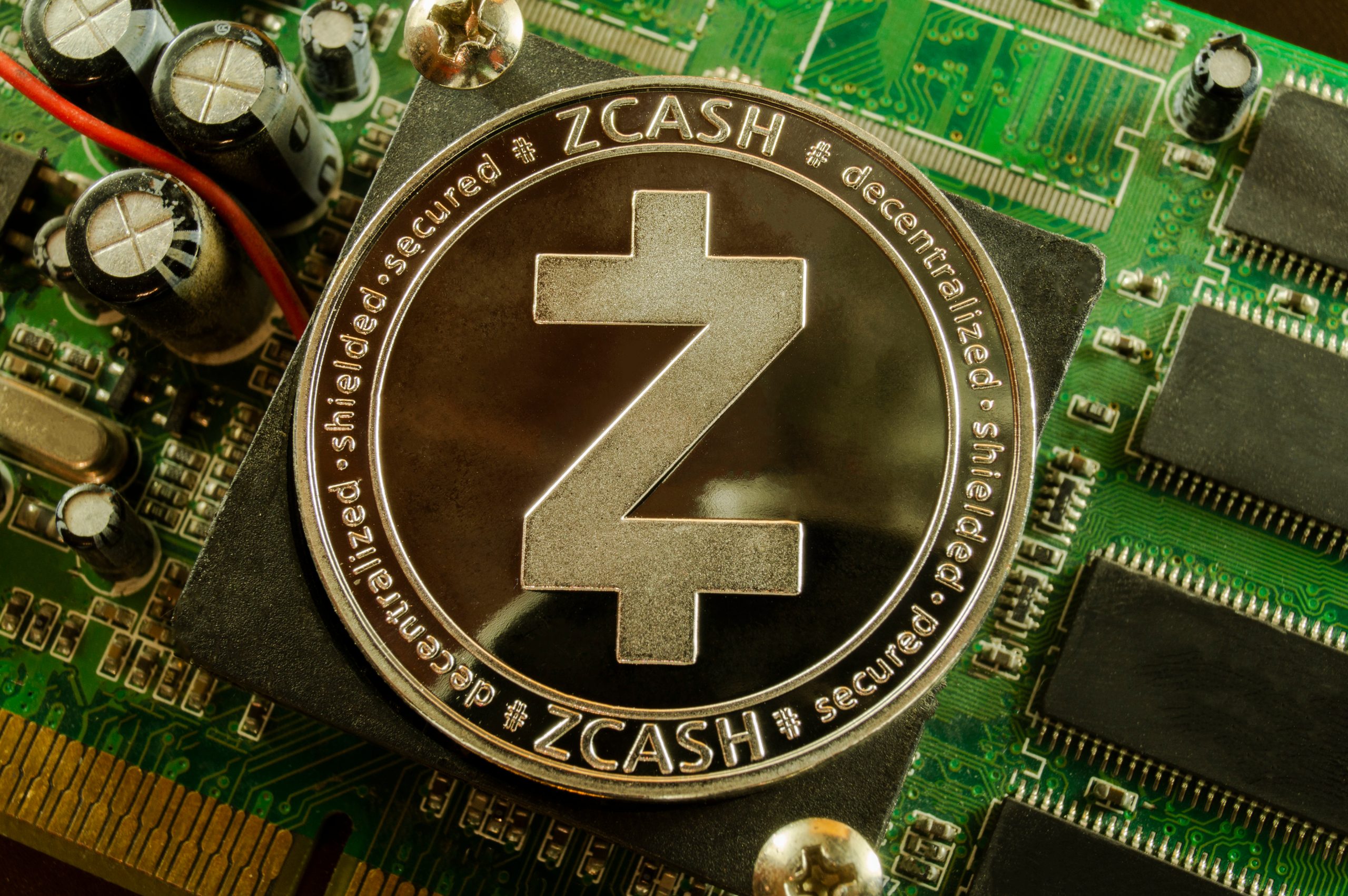 Eine Zcash-Münze ruht auf einer Computerplatine und hebt die verschiedenen Details der Zcash-Kryptowährung und der sie umgebenden elektronischen Komponenten hervor.