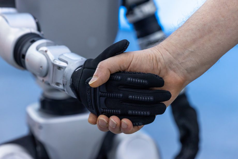 Eine Roboterhand und eine menschliche