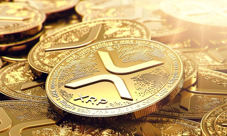 Ein Stapel Goldmünzen mit dem XRP-Logo und dem Wort XRP in der Mitte, wobei sich das Sonnenlicht auf den Münzen spiegelt - ein Symbol für Optimismus inmitten des steigenden Interesses nach der positiven XRP-Kursprognose 3000.