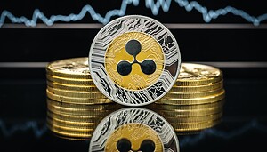 Eine XRP-Münze vor einem bläulichen Chart