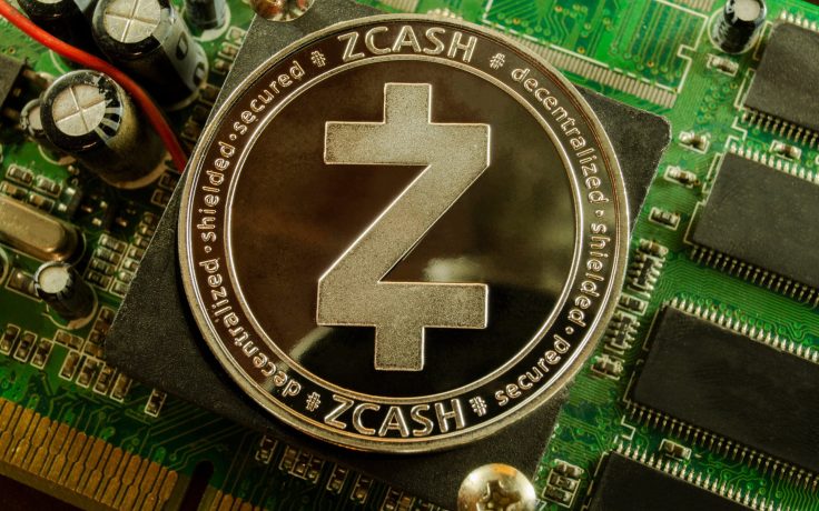 Eine Zcash-Kryptowährungsmünze sitzt auf einer Computerplatine mit dem Zcash-Logo und Aufschriften zu Sicherheit und Datenschutz, die den Fokus von Zcash auf sichere digitale Transaktionen verdeutlichen.