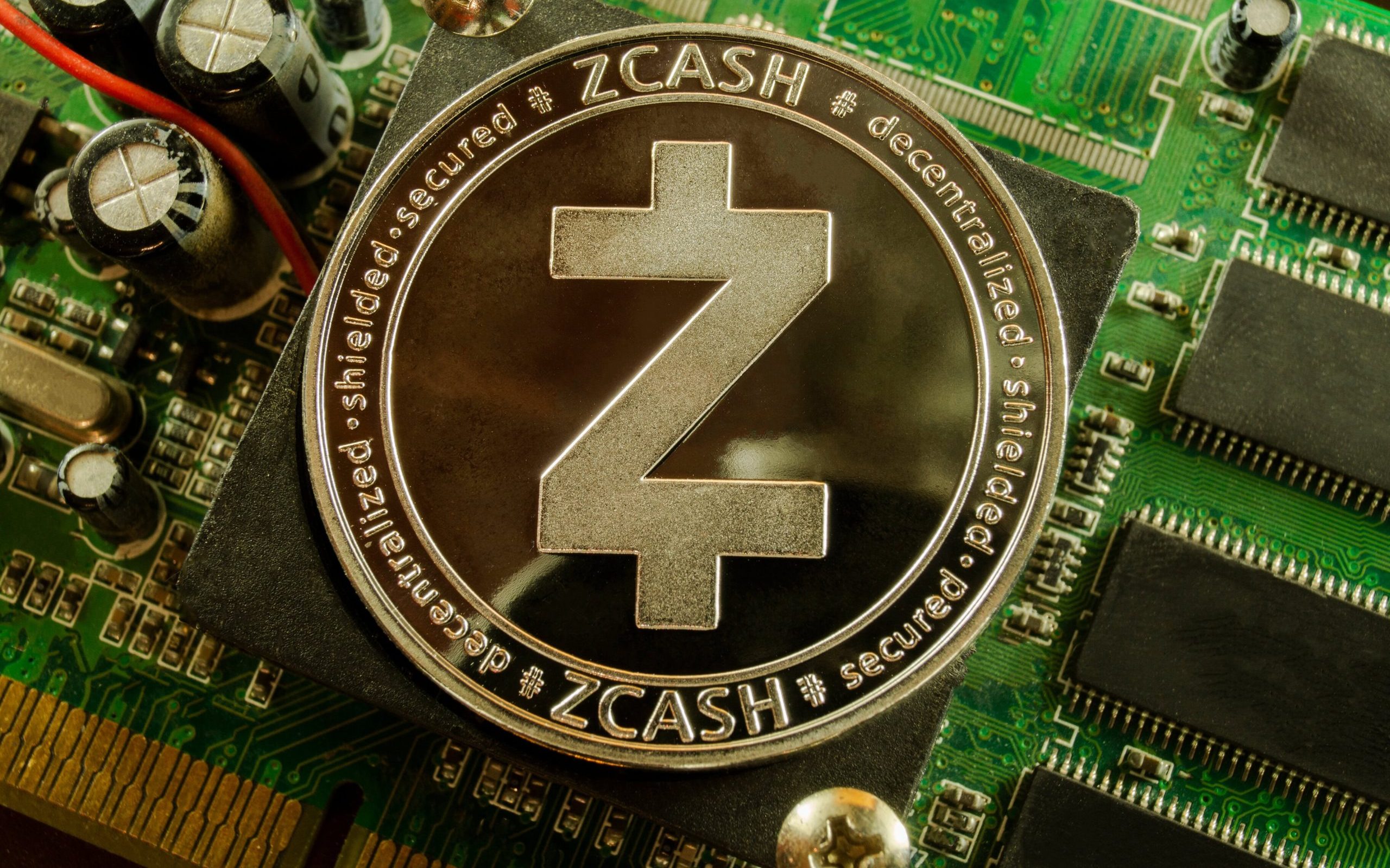 Eine Zcash-Kryptowährungsmünze sitzt auf einer Computerplatine mit dem Zcash-Logo und Aufschriften zu Sicherheit und Datenschutz, die den Fokus von Zcash auf sichere digitale Transaktionen verdeutlichen.
