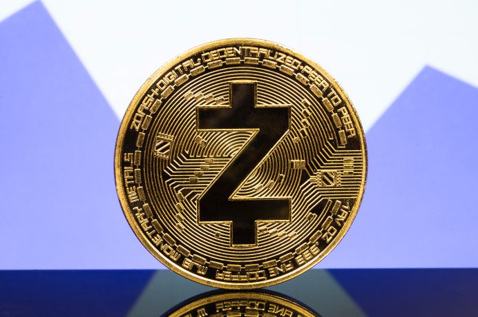 Eine Zcash-Münze vor einem lila-weißen Hintergrund