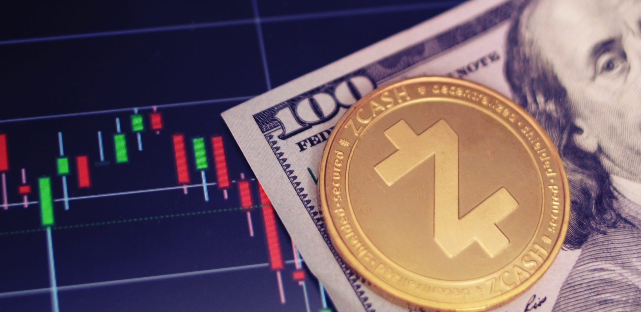 Eine goldene Zcash-Münze und ein 100-US-Dollar-Schein werden auf einem Finanzdiagramm platziert, das Candlestick-Muster zeigt.