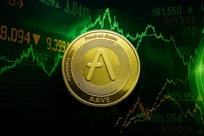 Eine goldene Aave-Münze vor einem grünen Kurschart