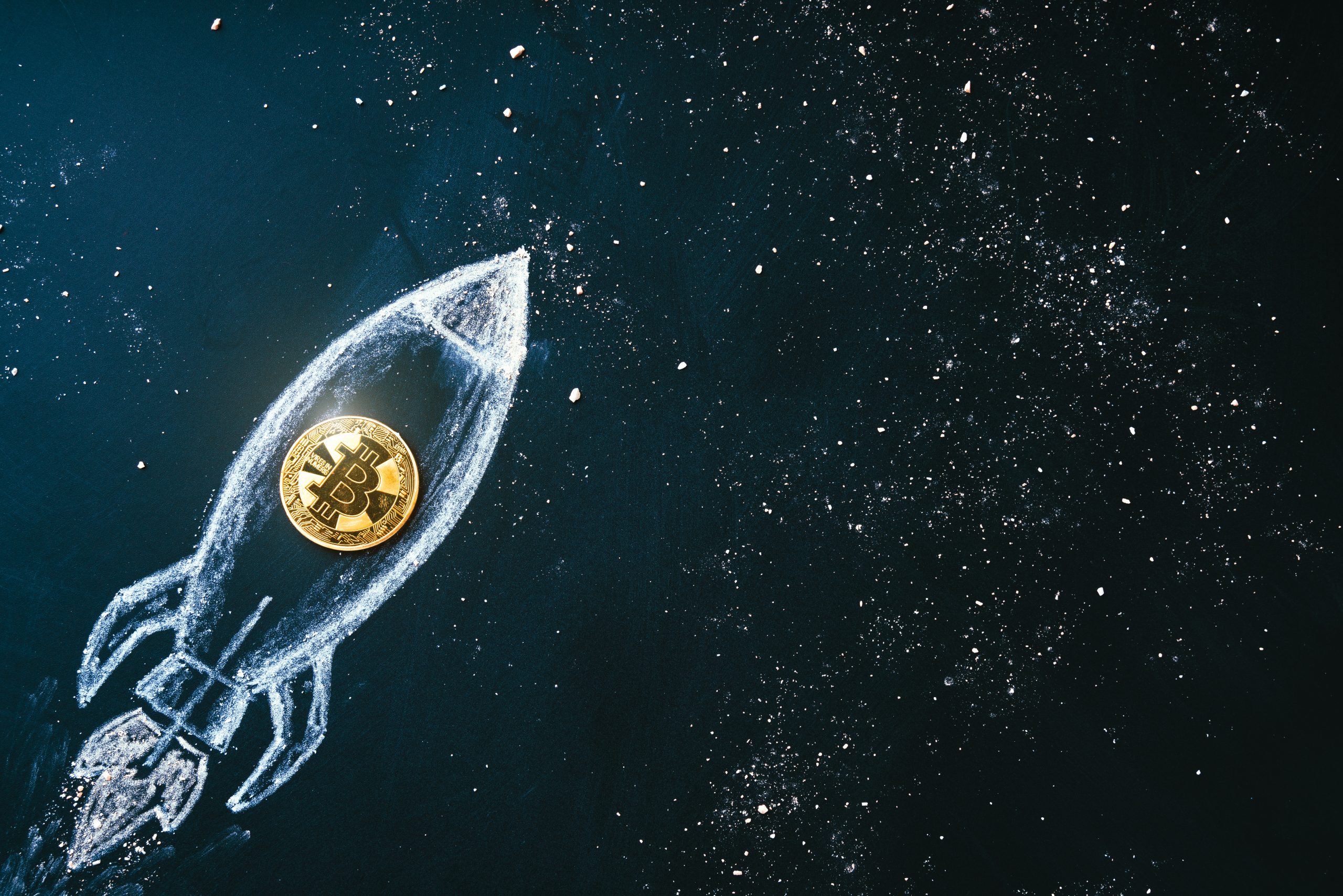 Das Bild zeigt eine Rakete, die nach oben steigt, mit einem Bitcoin-Logo darauf