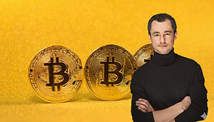 Mehrere Bitcoin-Münzen vor goldenem Hintergrund und einer Person rechtsbündig.