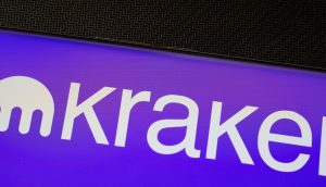 Ein Smartphone zeigt das Logo von Kraken