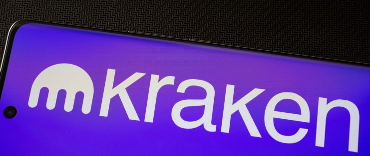 Ein Smartphone zeigt das Logo von Kraken
