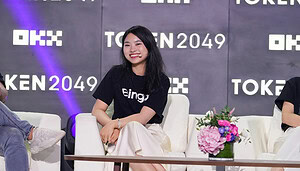 Vivien Lin, CPO von der Krypto-Börse sitzt BingX auf einem Panel