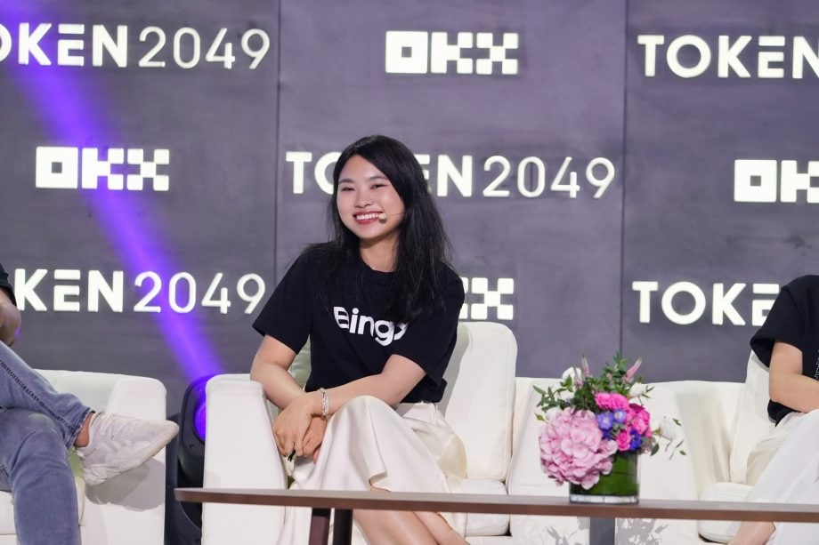 Vivien Lin, CPO von der Krypto-Börse sitzt BingX auf einem Panel